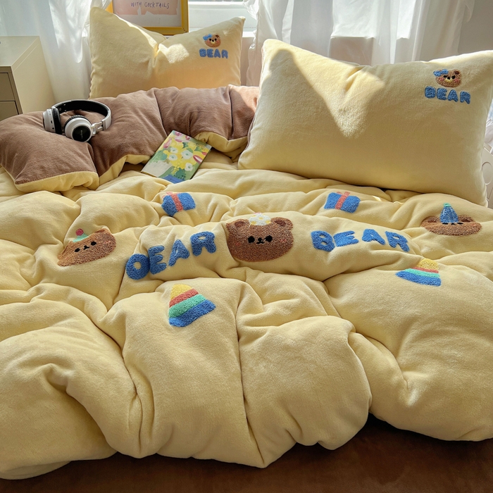 91家纺网 家纺一手货源 找家纺 雨帆家纺 2025新款亲肤舒适可爱卡通牛奶绒毛巾绣四件套 礼物小熊