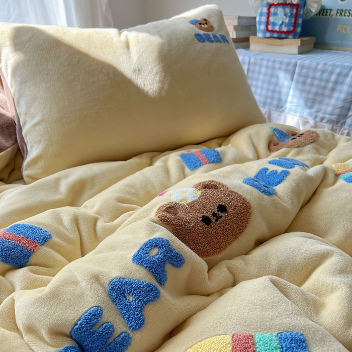 91家纺网 家纺一手货源 找家纺 雨帆家纺 2025新款亲肤舒适可爱卡通牛奶绒毛巾绣四件套 礼物小熊