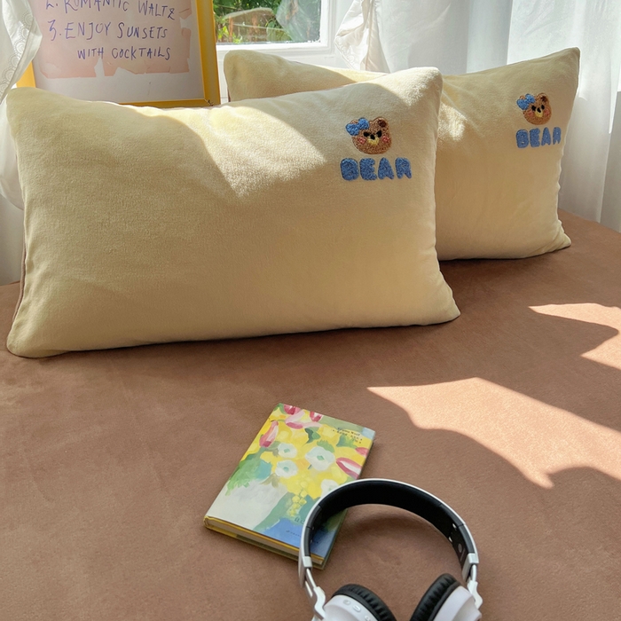 91家纺网 家纺一手货源 找家纺 雨帆家纺 2025新款亲肤舒适可爱卡通牛奶绒毛巾绣四件套 礼物小熊