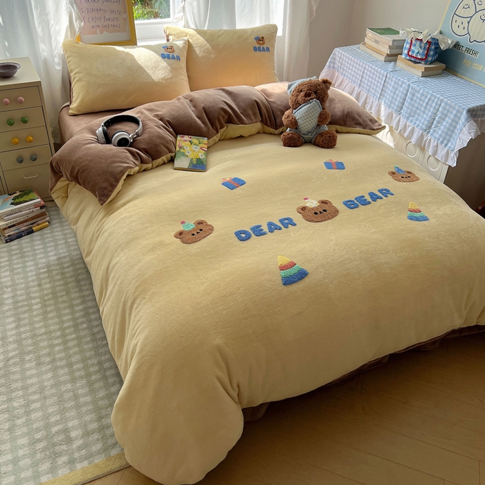 91家纺网 家纺一手货源 找家纺 雨帆家纺 2025新款亲肤舒适可爱卡通牛奶绒毛巾绣四件套 礼物小熊