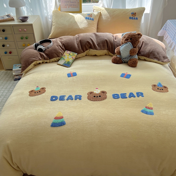 91家纺网 家纺一手货源 找家纺 雨帆家纺 2025新款亲肤舒适可爱卡通牛奶绒毛巾绣四件套 礼物小熊