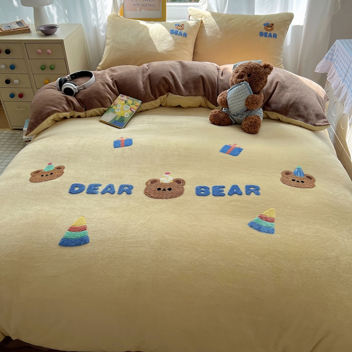 91家纺网 家纺一手货源 找家纺 雨帆家纺 2025新款亲肤舒适可爱卡通牛奶绒毛巾绣四件套 礼物小熊