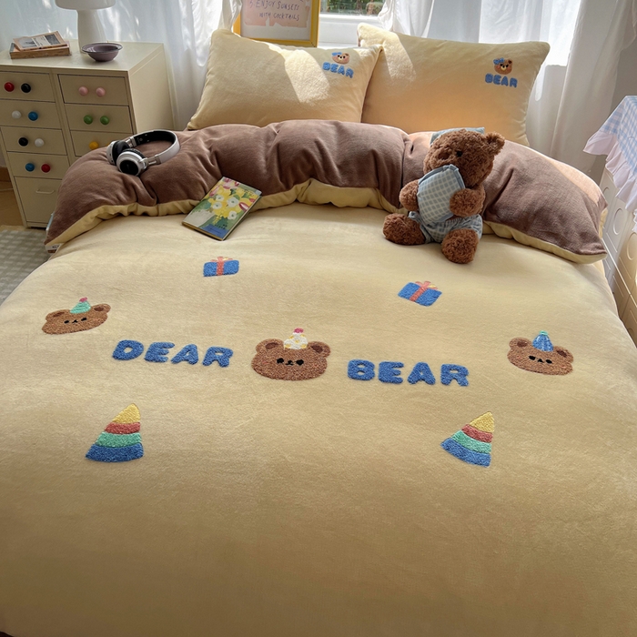 91家纺网 家纺一手货源 找家纺 雨帆家纺 2025新款亲肤舒适可爱卡通牛奶绒毛巾绣四件套 礼物小熊