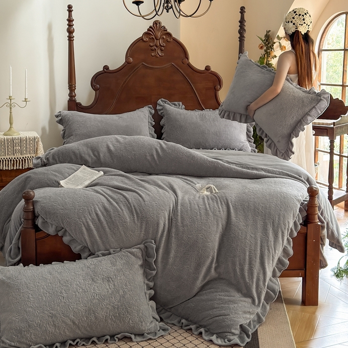 91家纺网 家纺一手货源 找家纺 （总）野合家纺 2025新款法式A类雕花牛奶绒韩版公主风四件套床盖款床单款床笠款