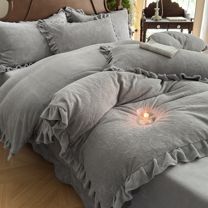 91家纺网 家纺一手货源 找家纺 （总）野合家纺 2025新款法式A类雕花牛奶绒韩版公主风四件套床盖款床单款床笠款