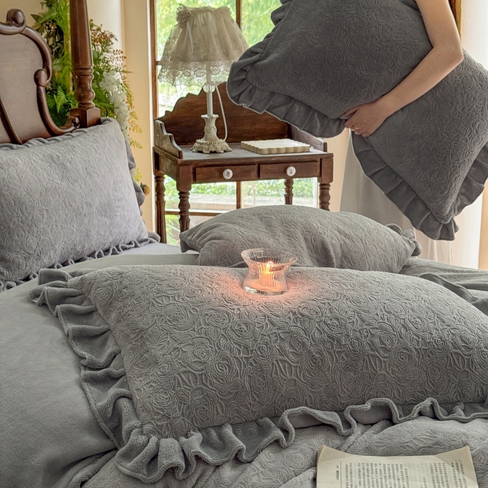 91家纺网 家纺一手货源 找家纺 （总）野合家纺 2025新款法式A类雕花牛奶绒韩版公主风四件套床盖款床单款床笠款