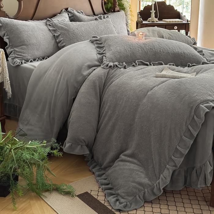 91家纺网 家纺一手货源 找家纺 （总）野合家纺 2025新款法式A类雕花牛奶绒韩版公主风四件套床盖款床单款床笠款