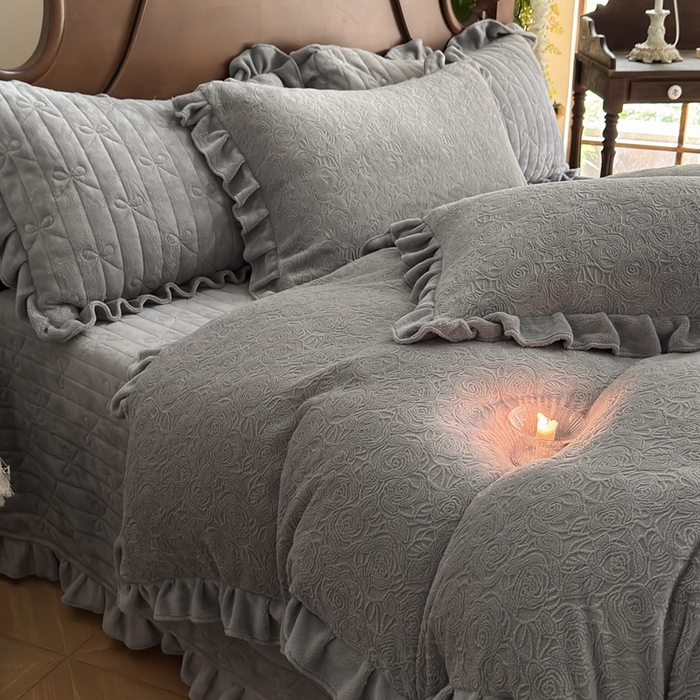 91家纺网 家纺一手货源 找家纺 （总）野合家纺 2025新款法式A类雕花牛奶绒韩版公主风四件套床盖款床单款床笠款