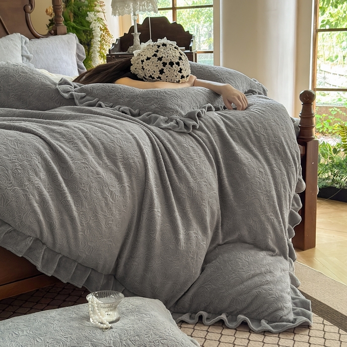 91家纺网 家纺一手货源 找家纺 （总）野合家纺 2025新款法式A类雕花牛奶绒韩版公主风四件套床盖款床单款床笠款