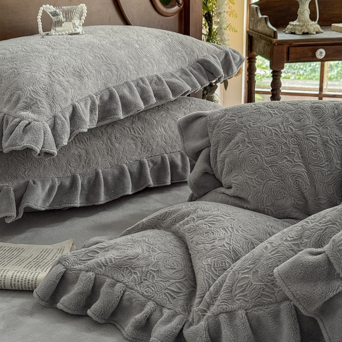 91家纺网 家纺一手货源 找家纺 （总）野合家纺 2025新款法式A类雕花牛奶绒韩版公主风四件套床盖款床单款床笠款