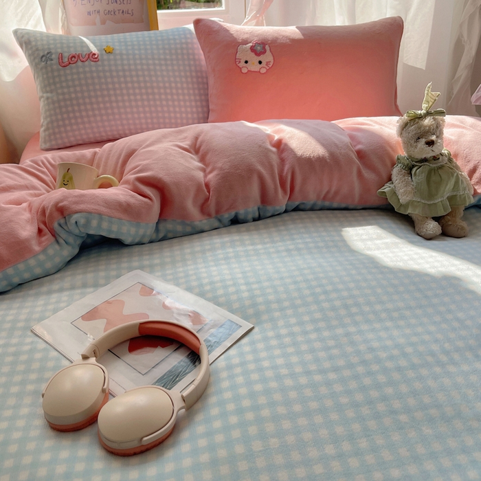 91家纺网 家纺一手货源 找家纺 雨帆家纺 2025新款亲肤舒适可爱卡通牛奶绒毛巾绣四件套 蜜蜂咪猫