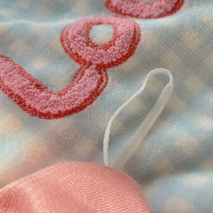 91家纺网 家纺一手货源 找家纺 雨帆家纺 2025新款亲肤舒适可爱卡通牛奶绒毛巾绣四件套 蜜蜂咪猫