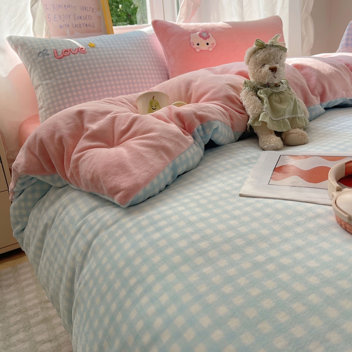 91家纺网 家纺一手货源 找家纺 雨帆家纺 2025新款亲肤舒适可爱卡通牛奶绒毛巾绣四件套 蜜蜂咪猫