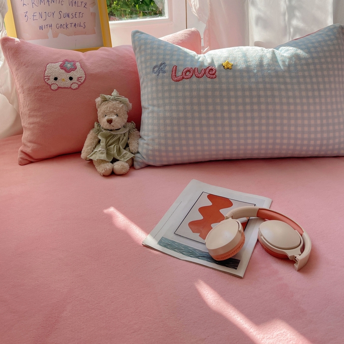 91家纺网 家纺一手货源 找家纺 雨帆家纺 2025新款亲肤舒适可爱卡通牛奶绒毛巾绣四件套 蜜蜂咪猫