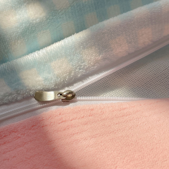 91家纺网 家纺一手货源 找家纺 雨帆家纺 2025新款亲肤舒适可爱卡通牛奶绒毛巾绣四件套 蜜蜂咪猫