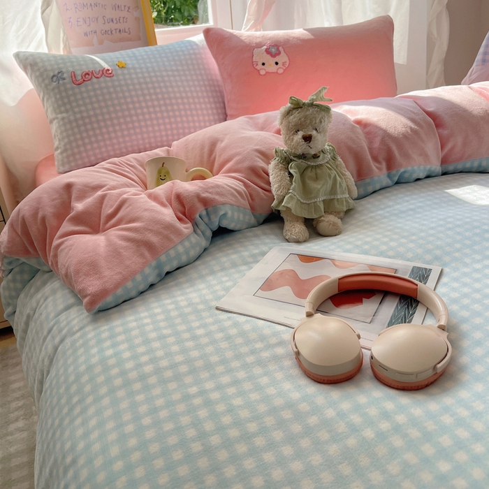 91家纺网 家纺一手货源 找家纺 雨帆家纺 2025新款亲肤舒适可爱卡通牛奶绒毛巾绣四件套 蜜蜂咪猫