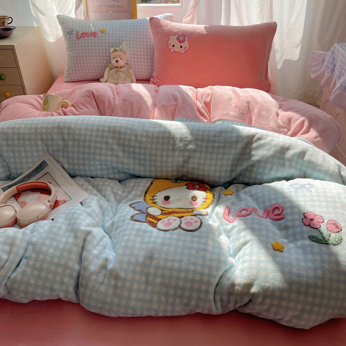 91家纺网 家纺一手货源 找家纺 雨帆家纺 2025新款亲肤舒适可爱卡通牛奶绒毛巾绣四件套 蜜蜂咪猫