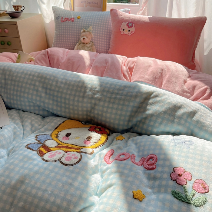 91家纺网 家纺一手货源 找家纺 雨帆家纺 2025新款亲肤舒适可爱卡通牛奶绒毛巾绣四件套 蜜蜂咪猫