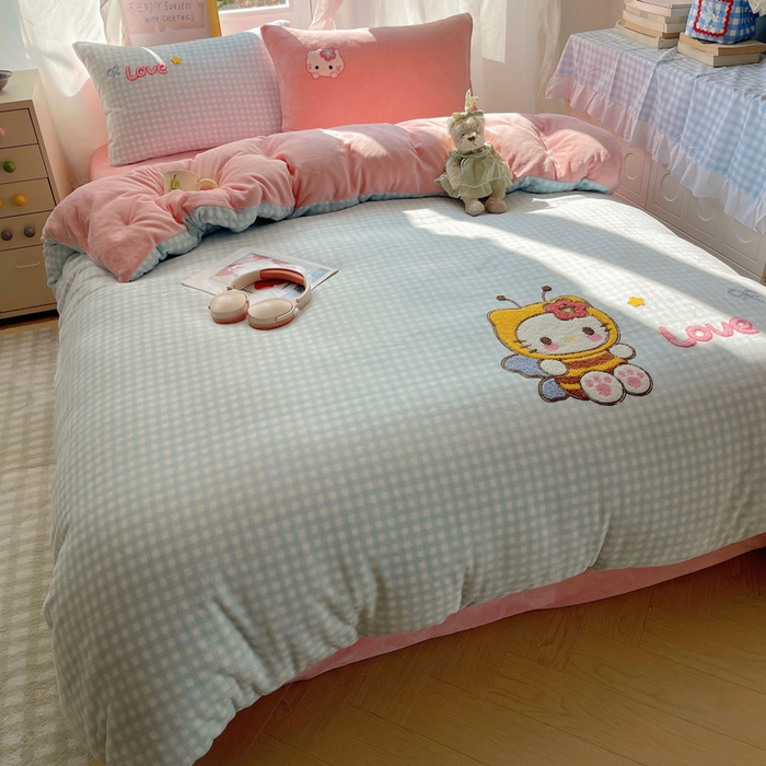 91家纺网 家纺一手货源 找家纺 雨帆家纺 2025新款亲肤舒适可爱卡通牛奶绒毛巾绣四件套 蜜蜂咪猫