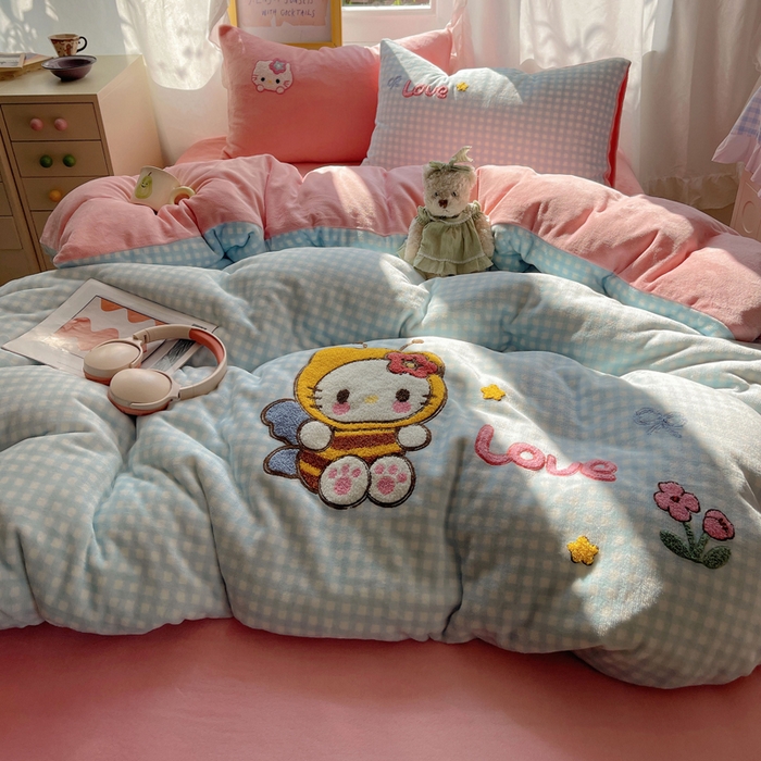 91家纺网 家纺一手货源 找家纺 雨帆家纺 2025新款亲肤舒适可爱卡通牛奶绒毛巾绣四件套 蜜蜂咪猫