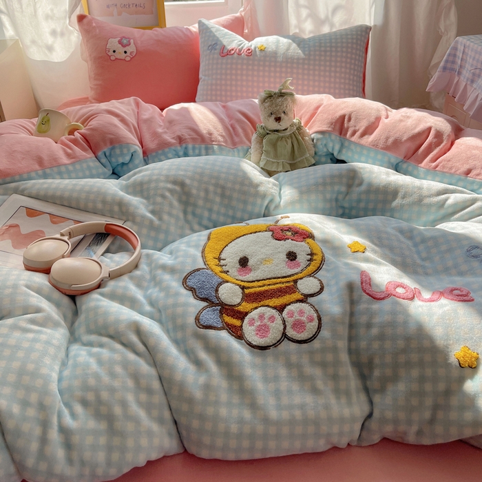 91家纺网 家纺一手货源 找家纺 雨帆家纺 2025新款亲肤舒适可爱卡通牛奶绒毛巾绣四件套 蜜蜂咪猫