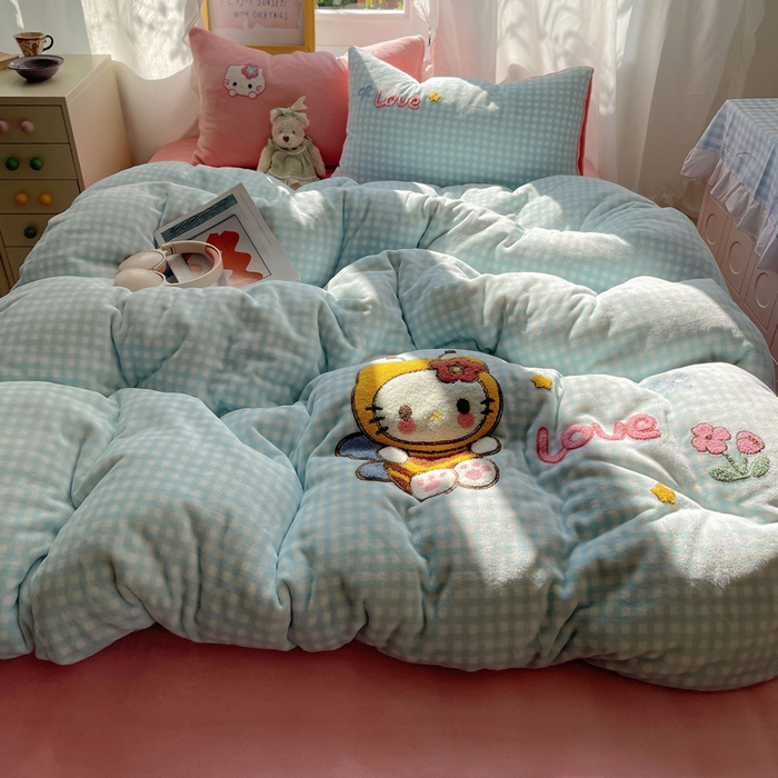 91家纺网 家纺一手货源 找家纺 雨帆家纺 2025新款亲肤舒适可爱卡通牛奶绒毛巾绣四件套 蜜蜂咪猫