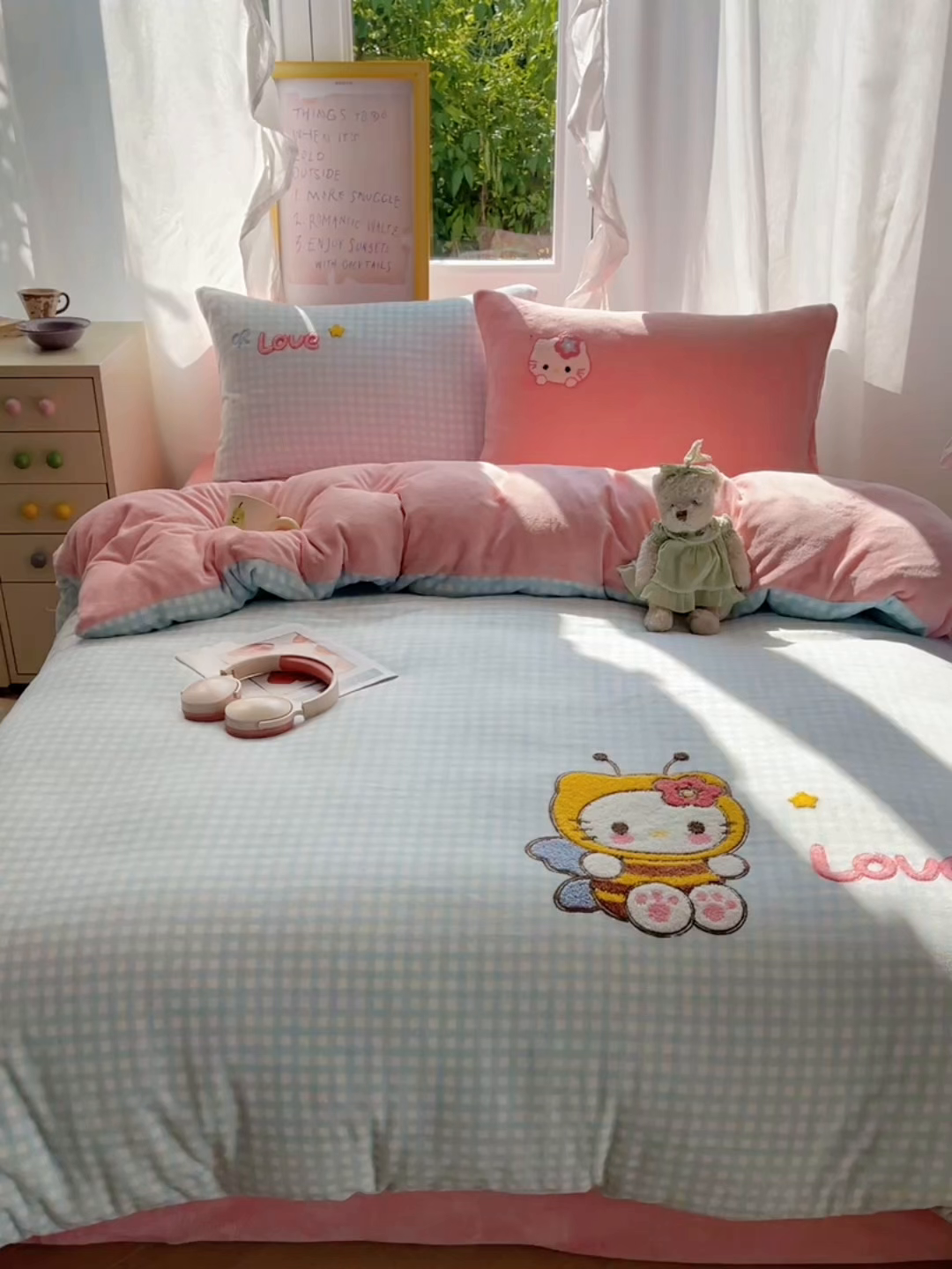 91家纺网 家纺一手货源 找家纺 雨帆家纺 2025新款亲肤舒适可爱卡通牛奶绒毛巾绣四件套 蜜蜂咪猫