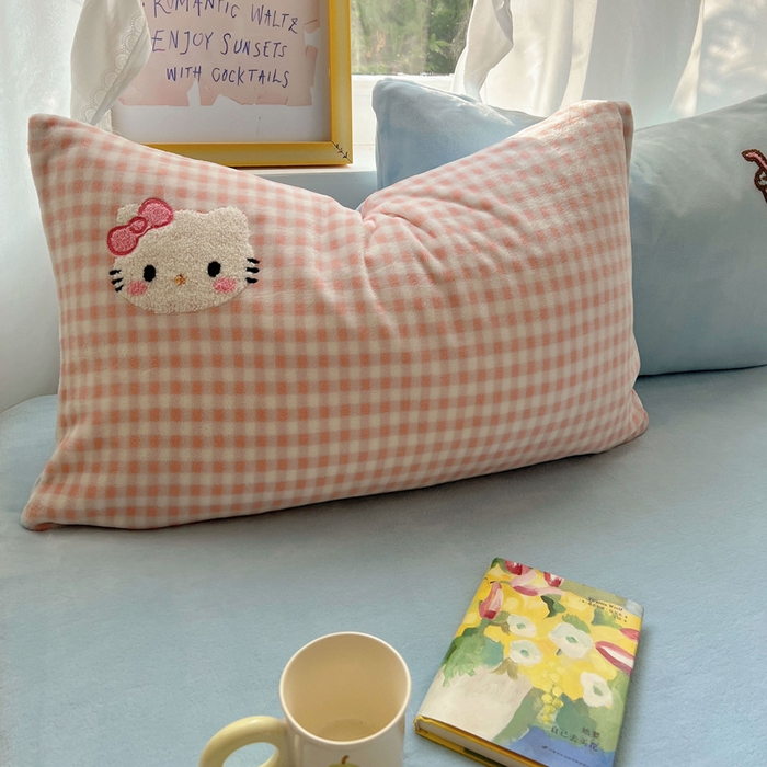 91家纺网 家纺一手货源 找家纺 雨帆家纺 2025新款亲肤舒适可爱卡通牛奶绒毛巾绣四件套 奶茶猫咪