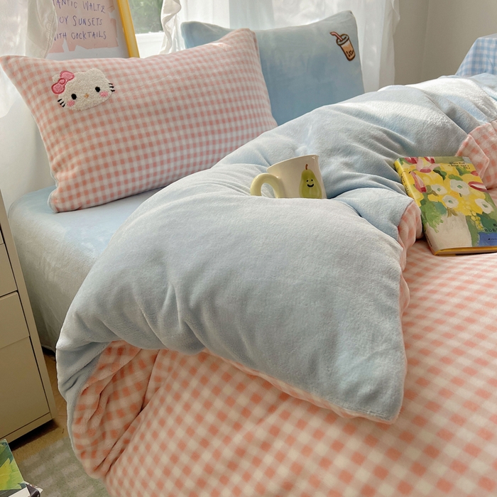 91家纺网 家纺一手货源 找家纺 雨帆家纺 2025新款亲肤舒适可爱卡通牛奶绒毛巾绣四件套 奶茶猫咪