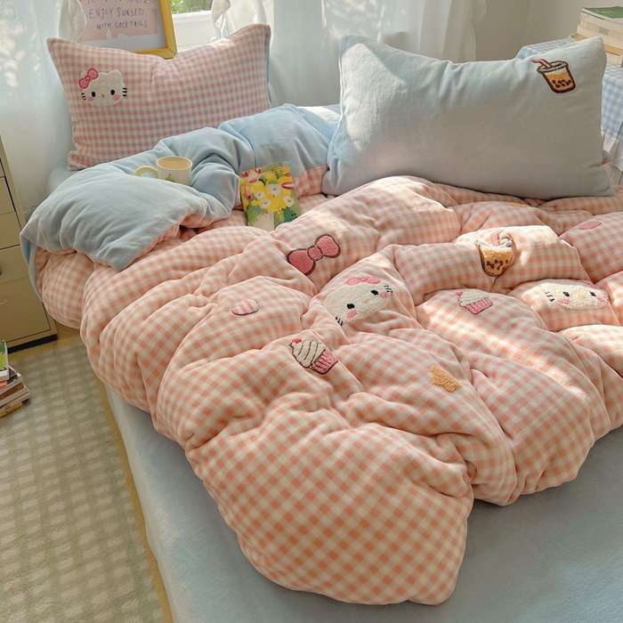 91家纺网 家纺一手货源 找家纺 雨帆家纺 2025新款亲肤舒适可爱卡通牛奶绒毛巾绣四件套 奶茶猫咪