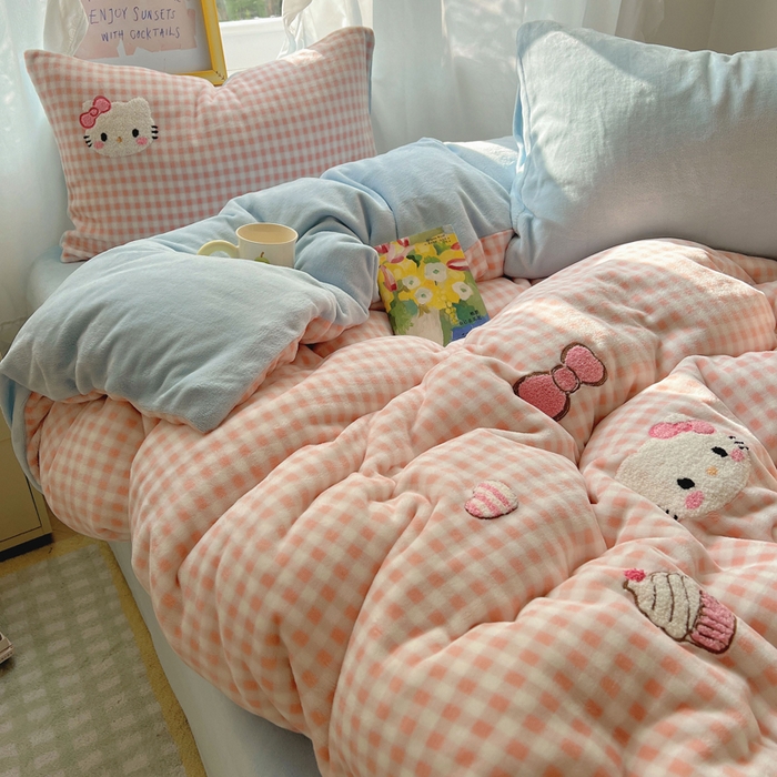 91家纺网 家纺一手货源 找家纺 雨帆家纺 2025新款亲肤舒适可爱卡通牛奶绒毛巾绣四件套 奶茶猫咪