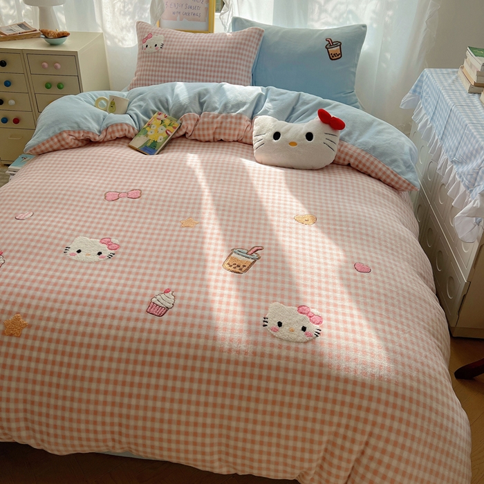 91家纺网 家纺一手货源 找家纺 雨帆家纺 2025新款亲肤舒适可爱卡通牛奶绒毛巾绣四件套 奶茶猫咪