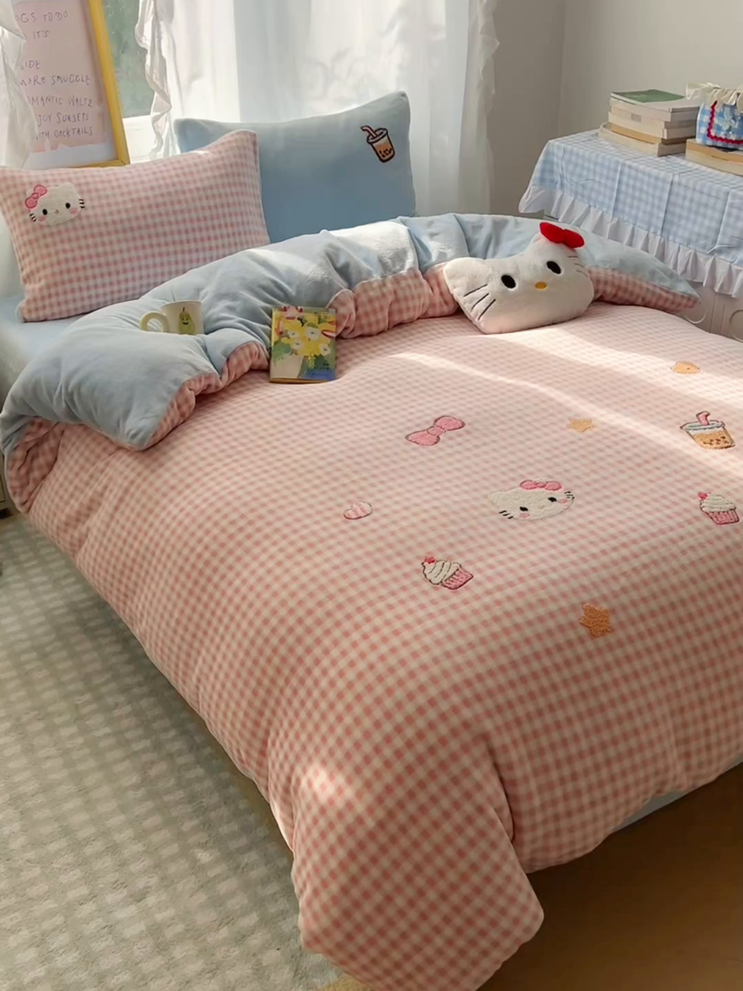 91家纺网 家纺一手货源 找家纺 雨帆家纺 2025新款亲肤舒适可爱卡通牛奶绒毛巾绣四件套 奶茶猫咪