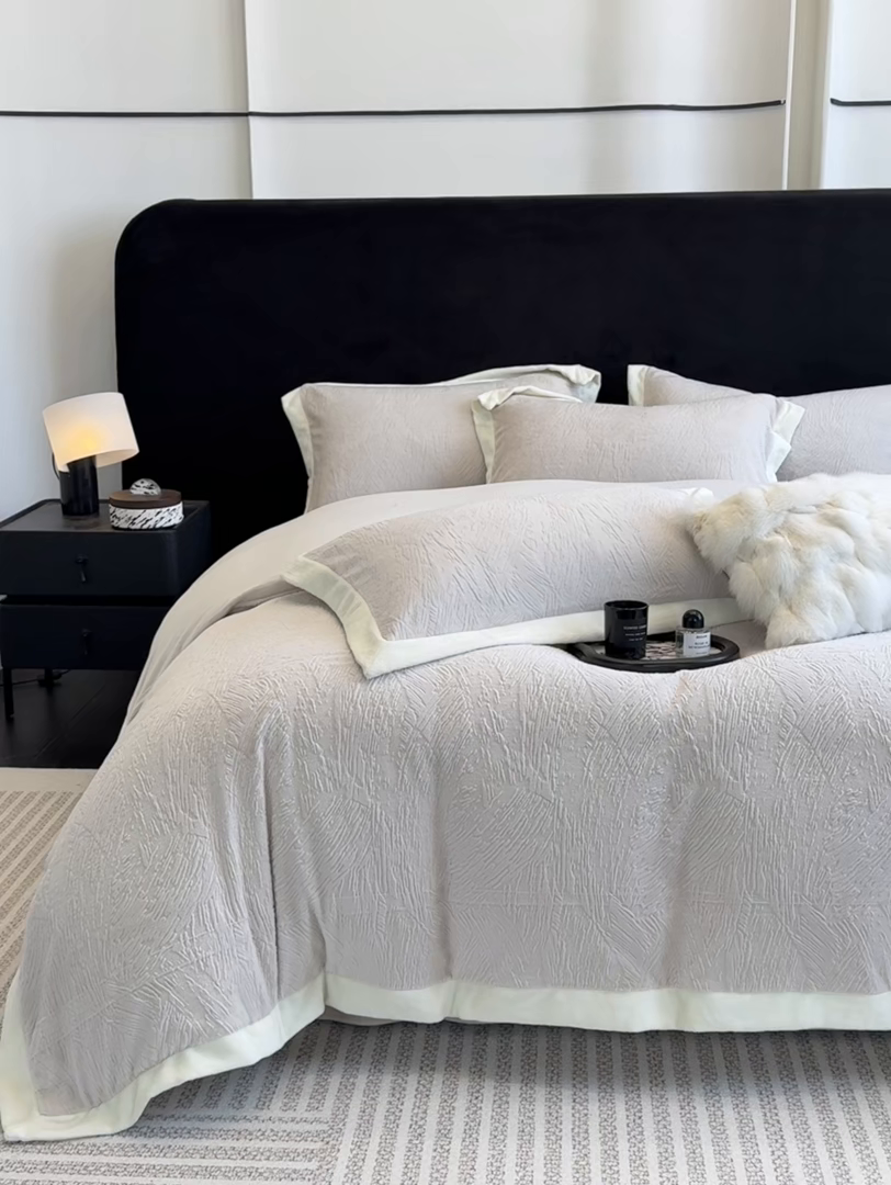 91家纺网 家纺一手货源 找家纺 （总）2025新款高克重230克雕花绒纹理牛奶绒四件套秋冬轻奢拼角系列四件套-柏林晚风系列