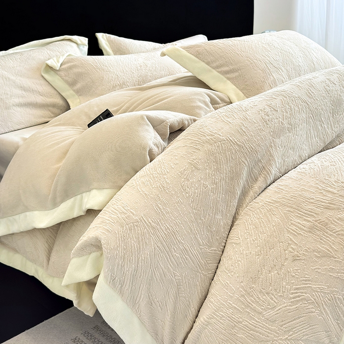 91家纺网 家纺一手货源 找家纺 （总）2025新款高克重230克雕花绒纹理牛奶绒四件套秋冬轻奢拼角系列四件套-柏林晚风系列