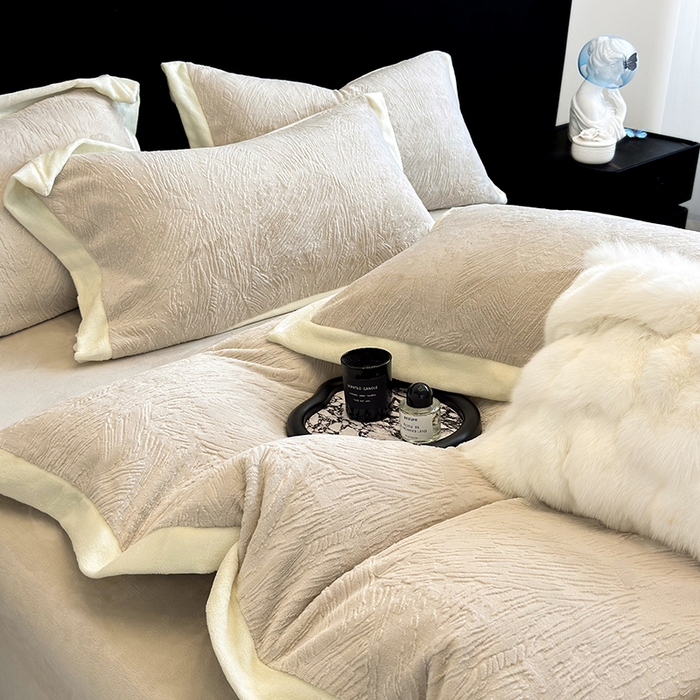 91家纺网 家纺一手货源 找家纺 （总）2025新款高克重230克雕花绒纹理牛奶绒四件套秋冬轻奢拼角系列四件套-柏林晚风系列