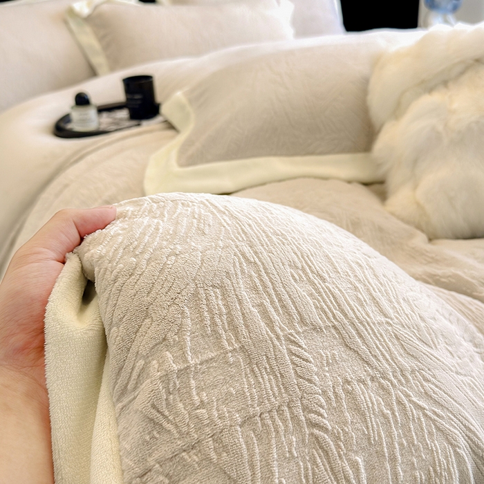 91家纺网 家纺一手货源 找家纺 （总）2025新款高克重230克雕花绒纹理牛奶绒四件套秋冬轻奢拼角系列四件套-柏林晚风系列