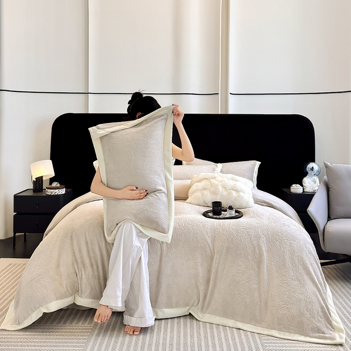 91家纺网 家纺一手货源 找家纺 （总）2025新款高克重230克雕花绒纹理牛奶绒四件套秋冬轻奢拼角系列四件套-柏林晚风系列