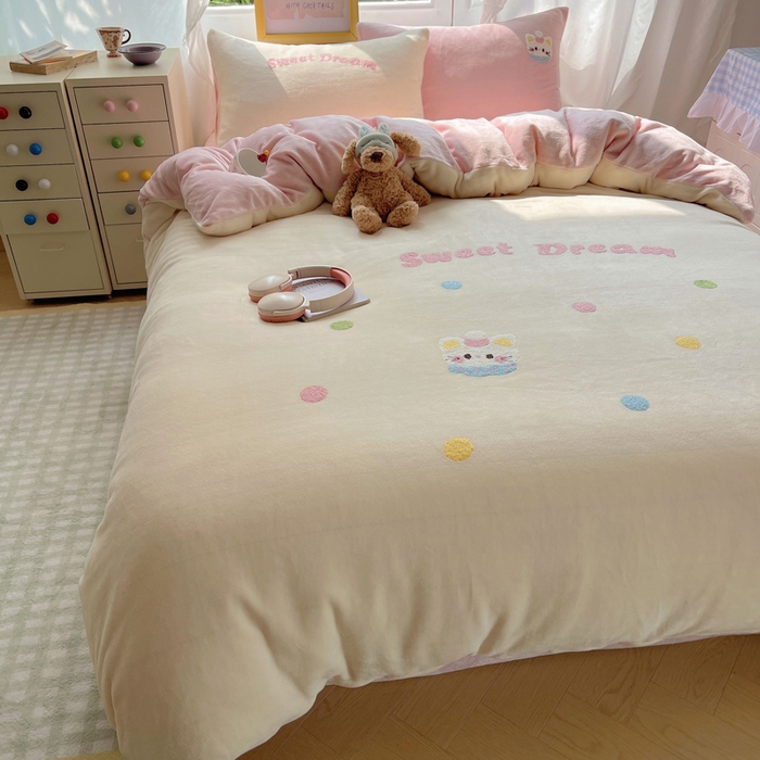 91家纺网 家纺一手货源 找家纺 雨帆家纺 2025新款亲肤舒适可爱卡通牛奶绒毛巾绣四件套 奶油猫咪