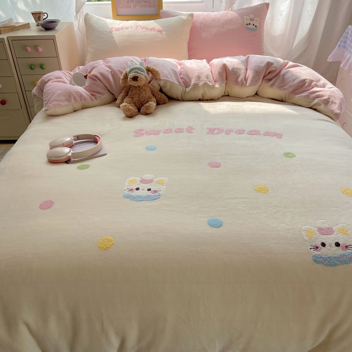 91家纺网 家纺一手货源 找家纺 雨帆家纺 2025新款亲肤舒适可爱卡通牛奶绒毛巾绣四件套 奶油猫咪