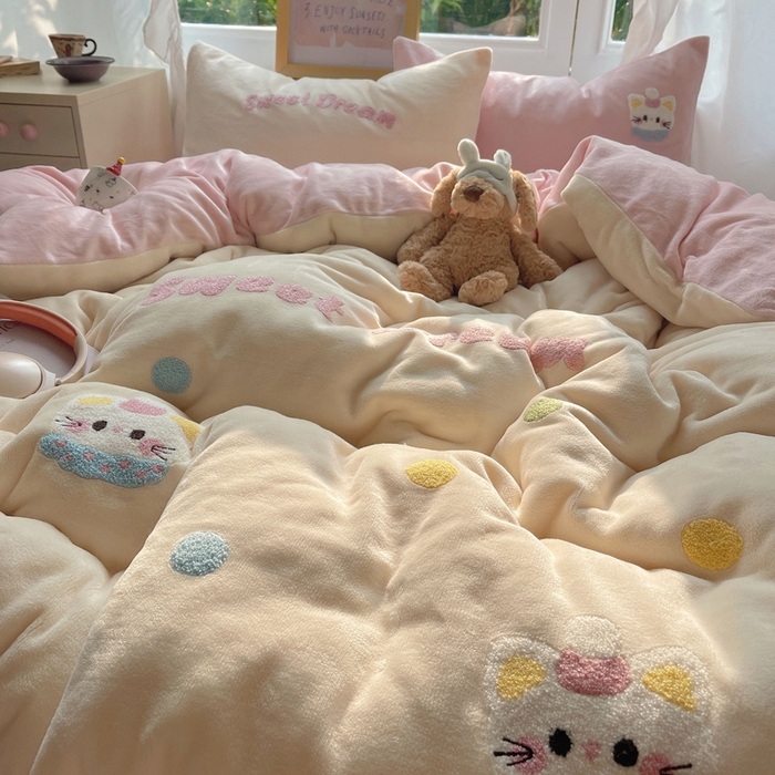 91家纺网 家纺一手货源 找家纺 雨帆家纺 2025新款亲肤舒适可爱卡通牛奶绒毛巾绣四件套 奶油猫咪