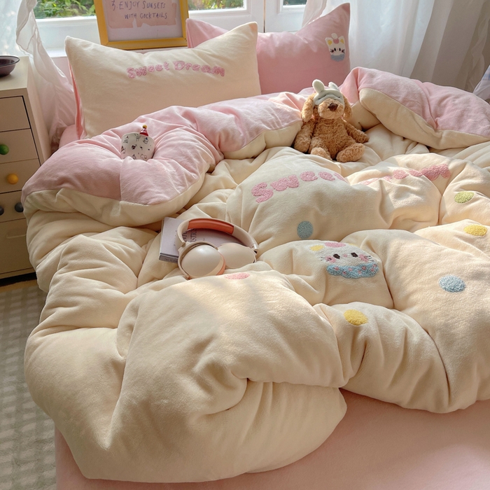 91家纺网 家纺一手货源 找家纺 雨帆家纺 2025新款亲肤舒适可爱卡通牛奶绒毛巾绣四件套 奶油猫咪