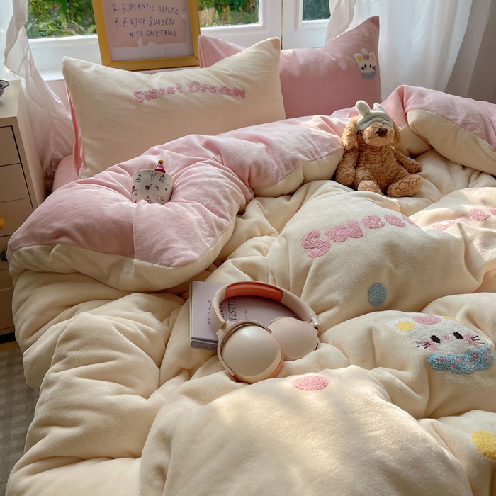 91家纺网 家纺一手货源 找家纺 雨帆家纺 2025新款亲肤舒适可爱卡通牛奶绒毛巾绣四件套 奶油猫咪