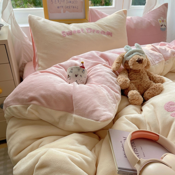 91家纺网 家纺一手货源 找家纺 雨帆家纺 2025新款亲肤舒适可爱卡通牛奶绒毛巾绣四件套 奶油猫咪