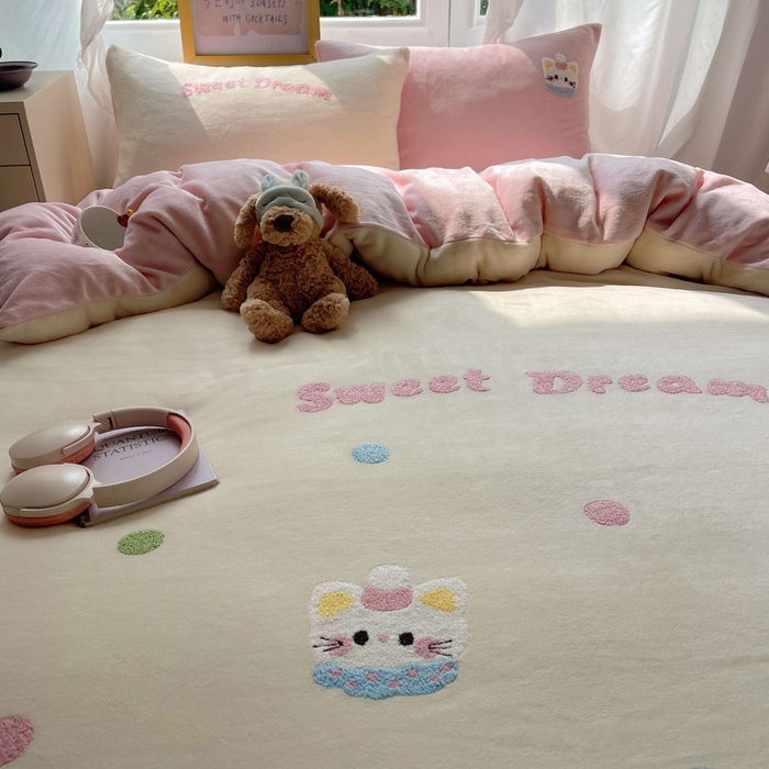 91家纺网 家纺一手货源 找家纺 雨帆家纺 2025新款亲肤舒适可爱卡通牛奶绒毛巾绣四件套 奶油猫咪