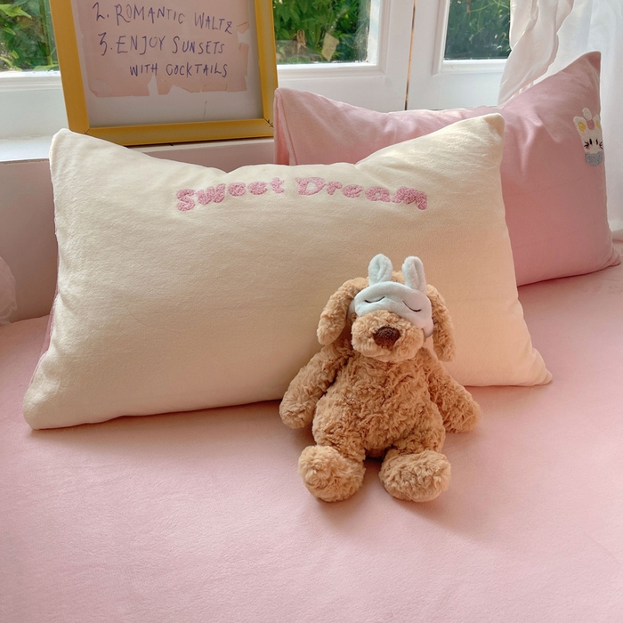 91家纺网 家纺一手货源 找家纺 雨帆家纺 2025新款亲肤舒适可爱卡通牛奶绒毛巾绣四件套 奶油猫咪