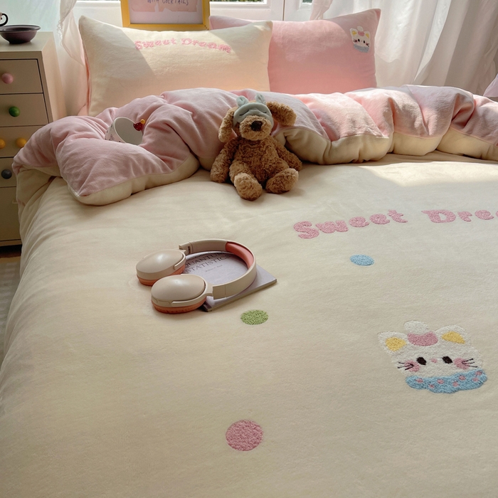 91家纺网 家纺一手货源 找家纺 雨帆家纺 2025新款亲肤舒适可爱卡通牛奶绒毛巾绣四件套 奶油猫咪