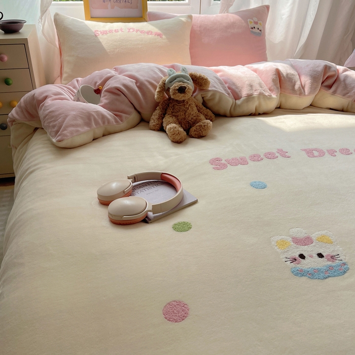 91家纺网 家纺一手货源 找家纺 雨帆家纺 2025新款亲肤舒适可爱卡通牛奶绒毛巾绣四件套 奶油猫咪