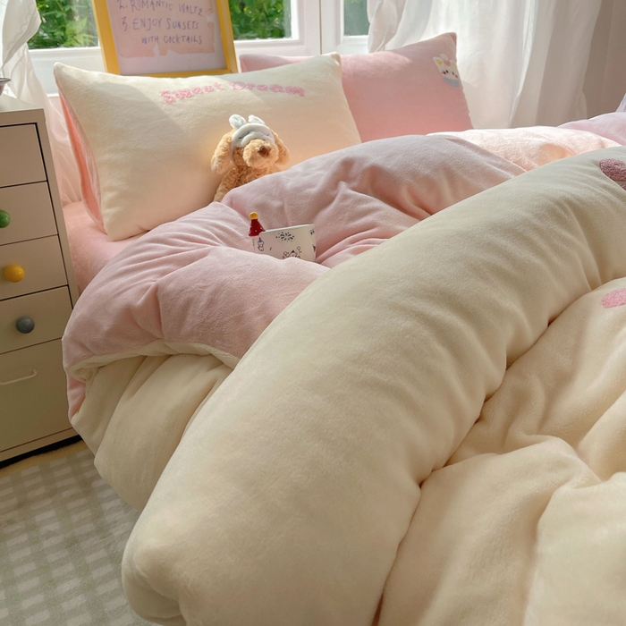 91家纺网 家纺一手货源 找家纺 雨帆家纺 2025新款亲肤舒适可爱卡通牛奶绒毛巾绣四件套 奶油猫咪