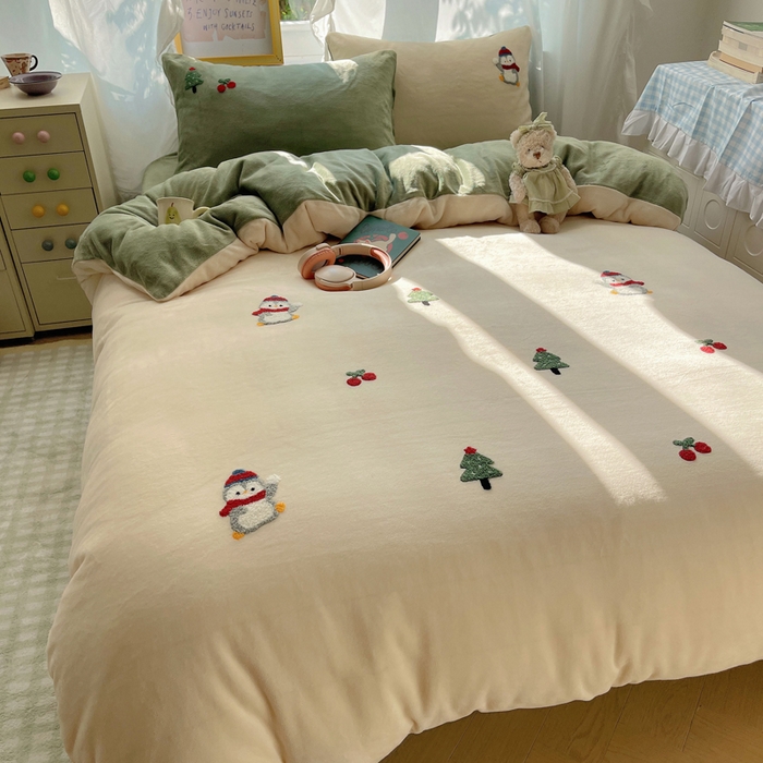 91家纺网 家纺一手货源 找家纺 雨帆家纺 2025新款亲肤舒适可爱卡通牛奶绒毛巾绣四件套 企鹅派对